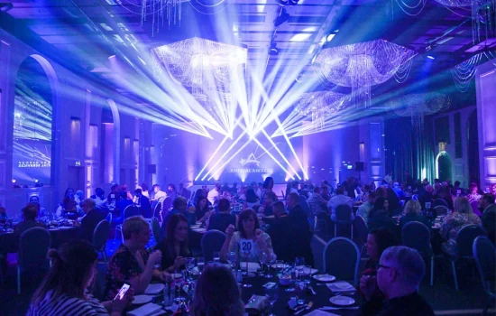 Ljud, ljus, dj och teknik till konferens, event, Awrds och galor. Helhetslösningar för fest och events